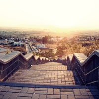 Imagen para la entrada Postal: imagen en las escaleras del Serrallo.